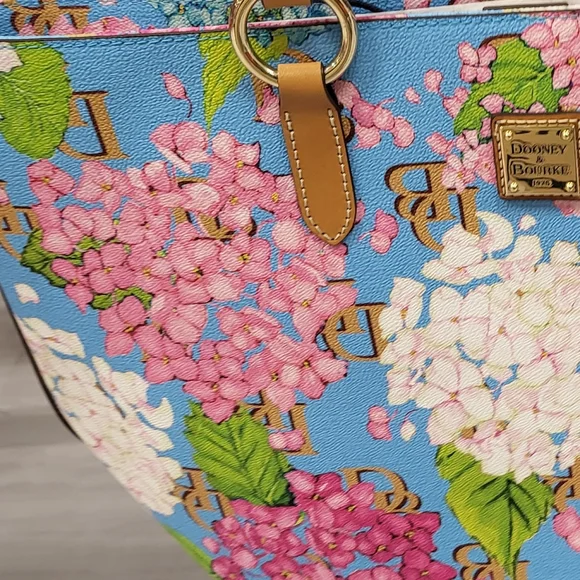 Hydrangea Monogram Nelly Tote nwt - Picture 3 of 9